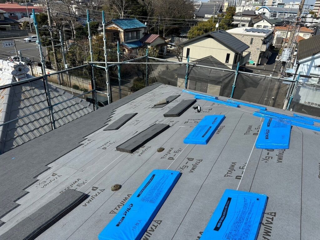 下葺きのルーフィングがキレイに貼れて新しい屋根材の取り付けです