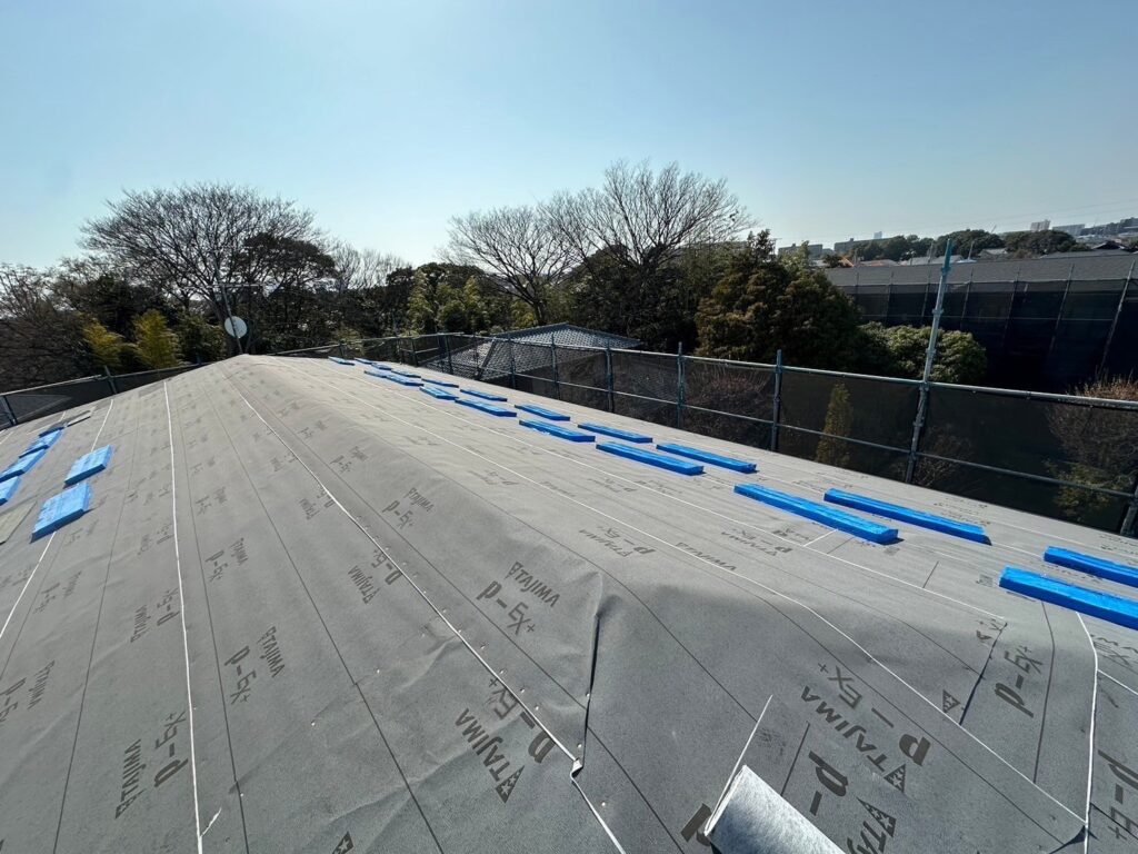 高圧洗浄後、防水シートを設置します。<br />
既存の屋根の上にルーフィングを足し貼りして防水性能アップ！<br />
